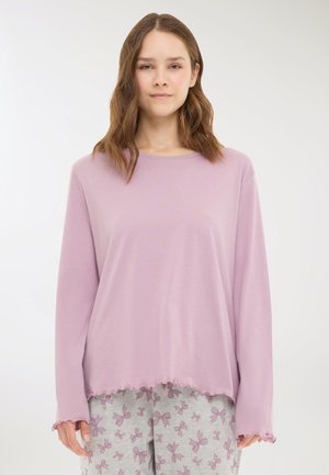 Maglietta a maniche lunghe di un leggero colore viola con scollatura rotonda e orlo sfrangiato, abbinata a pantaloni da pigiama grigi con motivo di farfalle.