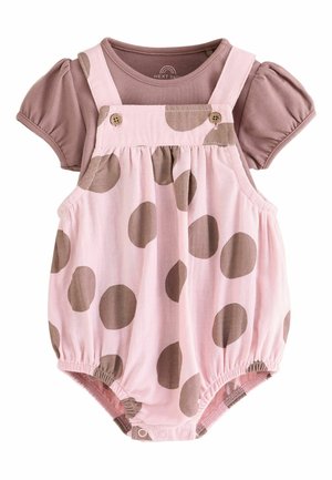 Grenouillère rose pour bébé avec des pois marron, chemise à manches bouffantes marron clair attachée, bretelles boutonnées et fermetures à pression au bas.