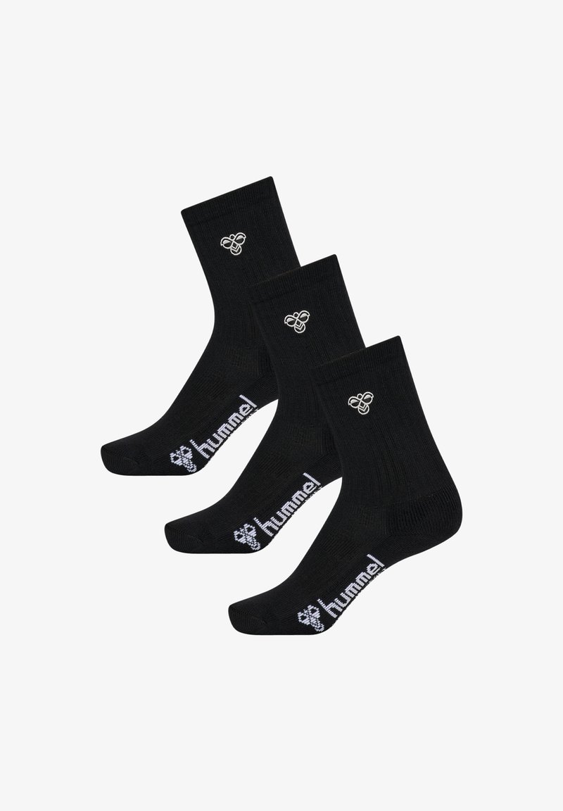 Schwarze Baumwollsocken im Dreierpack, mit einem kleinen weißen Logo am Knöchel und einem kontrastierenden weißen Markennamen an der Sohle.