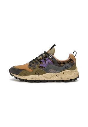 Mehrfarbige Sneakers aus einer Mischung aus braunen, grünen und grauen Materialien. Mit einem strukturierten Design, Schnürverschluss und einer gesprenkelten Sohle.
