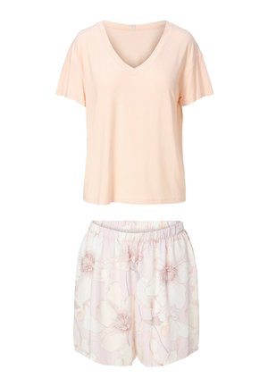 Top de manga corta y escote en V de color melocotón suave combinado con shorts de cintura elástica y estampado floral en rosa pálido.