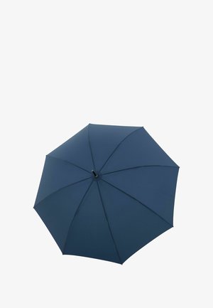 Paraguas azul marino con un dosel de tela lisa, ocho varillas y un mango negro. El diseño es simétrico y no tiene patrones visibles.