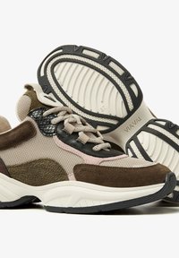 Mehrfarbige Turnschuhe mit einem strukturierten Mesh-Obermaterial in Beige, Braun und Pink, featuring einem schwarzen Lederakzent und einer Gummisohle mit Profil.