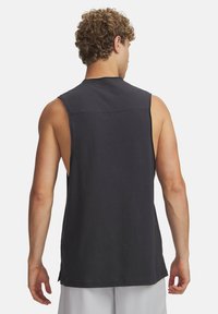 Μαύρο αθλητικό αμάνικο τοπ με απαλό υφή, στρογγυλή λαιμόκοψη και καθαρά ραφές. Διαθέτει άνετη εφαρμογή και πλευρικές σχισμές.