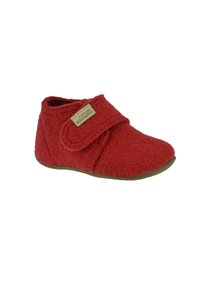 Czerwony filcowy kapcie z paskiem na rzep, zaokrąglonym czubkiem, miękką teksturą i gumową podeszwą. Posiada metkę z logo po boku.