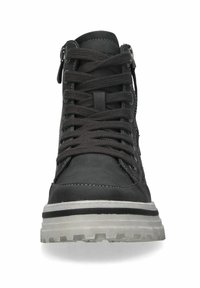 Schwarzer High-Top-Schuh aus Leder mit strukturierter Oberfläche, mit Schnürdesign, gepolstertem Schaft und Gummisohle.