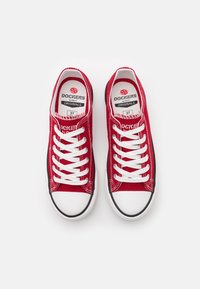 Sneakers in tela rossa con lacci bianchi, dettagli in gomma nera e punta bianca. Presentano il marchio sulla linguetta e sul lato. Taglia 37.