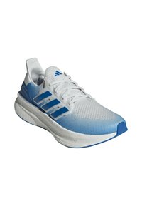 Chaussure de course Adidas blanche et bleue avec tige en mesh, semelle amortie et trois bandes bleues sur le côté vue sous un angle avant-droit.