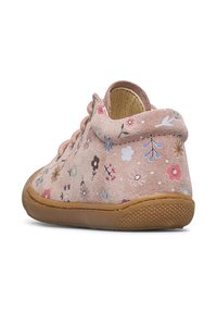 Světle růžová semišová bota s květinovými vzory, měkký povrch, gumová podrážka a šněrovací design. Zaoblená špička s jemnými texturovanými akcenty.