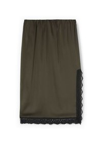 Olivgrön kjol med insamlad midjeresår och svart spetskant längs nederkanten, med en slät och mjuk tygtextur.