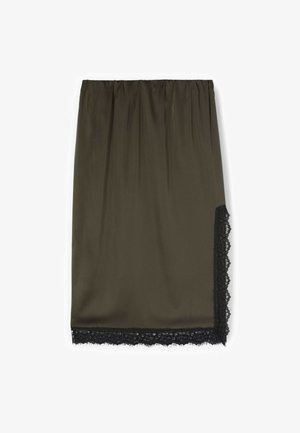 Olivengroene rok met een gerimpelde tailleband en zwarte kanten rand langs de onderkant, met een gladde, zachte stoftextuur.