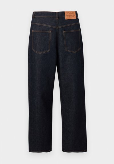 Σκούρο μπλε τζιν με ευθείες γραμμές, δύο πίσω τσέπες και δερμάτινη ετικέτα στη ζώνη της μέσης.
