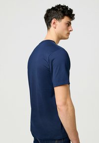 Wrangler SHORT SLEEVE SMALL GRAPHIC TEE - REGULAR FIT - Printtipaita - mottled blue