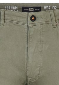 Pantalones de algodón verdes con cierre de botón, que presentan una textura suave, detalles de costura y una etiqueta que dice "Seaham W32 L32."