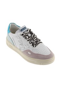 Vit sneaker med ljuslila mocka vid tån, blå häl, glittrig silverfärgad "V" på sidan, och snören med svart-vitt zebramönster.