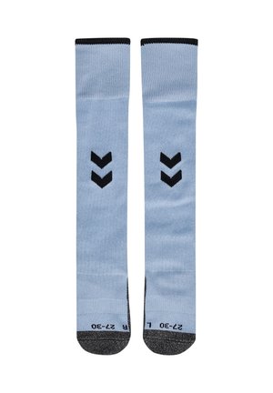 Paar hellblaue knielange Socken mit schwarzer Spitze und Bündchen, jeweils mit zwei schwarzen Chevron-Mustern vorne.