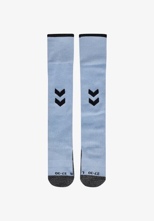 Paar hellblaue knielange Socken mit schwarzer Spitze und Bündchen, jeweils mit zwei schwarzen Chevron-Mustern vorne.