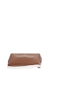Borsa a mano in pelle marrone con accento bianco, chiusura con zip, texture liscia e dettagli del logo sulla parte anteriore. Forma rettangolare.