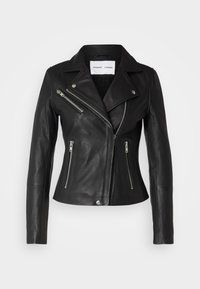 Svart skinn-motorsykkeljakke med en tettsittende design, brede revers og flere glidelåslommer. Smooth tekstur og sølvfargede detaljer.