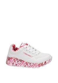 Sneaker bianca con motivi a cuore rosa e rossi sulla suola, pannelli laterali perforati e lacci bianchi. Logo "SKECHERS" visibile sul lato.