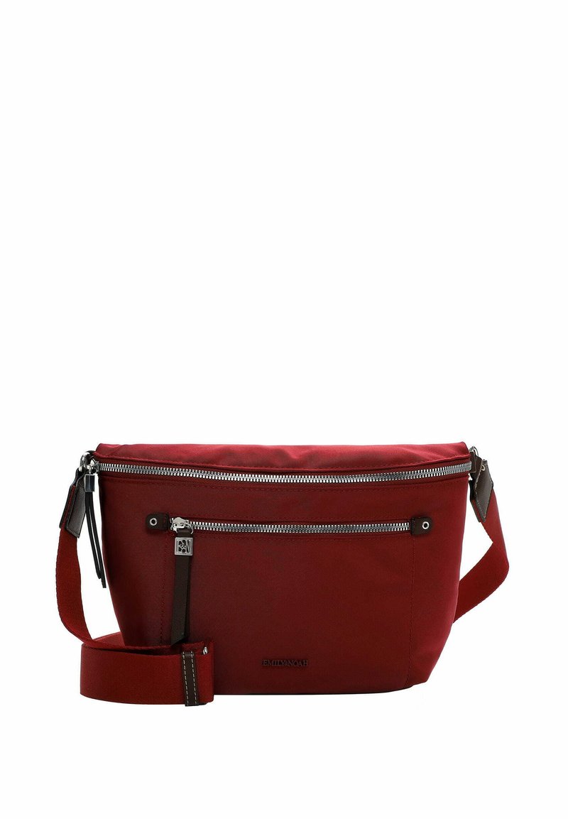 Sac bandoulière en tissu rouge avec double zip, bandoulière ajustable et détail de logo. Présente une texture lisse et une forme structurée.