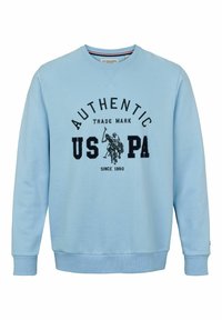 Sweat-shirt bleu clair à col rond avec le texte « AUTHENTIC US PA » et un logo joueur de polo imprimés en noir sur le devant.