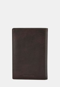 Portefeuille en cuir marron foncé avec une texture lisse, de forme rectangulaire et des bords cousus. Présente un logo de marque en relief sur le bas à l'avant.