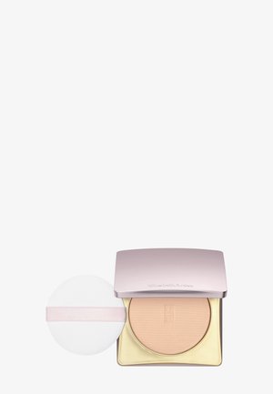 Puderkompakt mit einem hellrosa metallicfarbenen Deckel und goldfarbenem Boden. Enthält einen runden weißen Schwamm mit pinkem Band. Glatter, beiger Puder ist innen sichtbar.