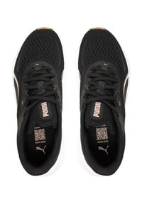 Scarpe da ginnastica nere con tomaia in mesh, lacci testurizzati e suola bianca. Presentano un accento color oro rosa e un codice QR sulla linguetta.