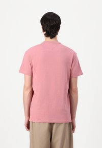 Tommy Jeans BADGE TEE - T-shirt basique - tahiti berry tonal
