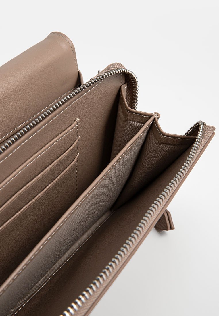 Cartera de cuero marrón con múltiples ranuras para tarjetas, cierre con cremallera y textura suave. El interior cuenta con compartimentos adicionales para una mejor organización.