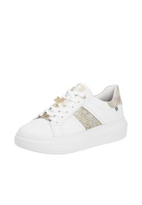 Sneakers bianchi con una striscia testurizzata in accento oro, ferramenta dorata e un colletto imbottito.Parte superiore in pelle liscia con suola piatta.