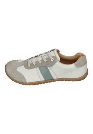 Legerer Sneaker mit weißem Leder, grauen Wildlederakzenten, hellblauem Streifen, Schnürverschluss und beige Gummisohle.