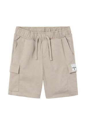Beige afslappede shorts med elastisk taljebånd, snor, sidelommer og en klaplomme på højre ben med et lille hvidt mærke.
