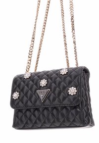 Borsa a tracolla nera trapuntata con catena dorata, dotata di decorazioni floreali e una placca con logo triangolare sul davanti.