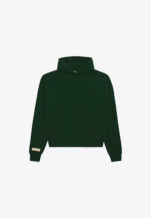Sweatshirt à capuche vert foncé avec poche kangourou à l'avant et petit logo circulaire sur la poitrine gauche, étiquette beige sur le poignet gauche.