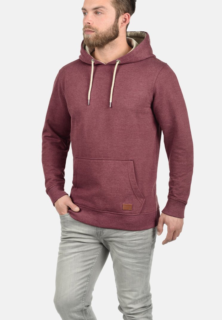 Sudadera con capucha color marrón oscuro, con un bolsillo tipo canguro, cordones crema y una pequeña etiqueta de cuero marrón en el dobladillo; material de mezcla de algodón.
