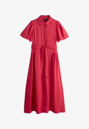 Czerwona sukienka midi z krótkimi bufkowatymi rękawami, zapięciem na guziki z przodu, spiczastym kołnierzykiem oraz paskiem z tkaniny wiązanym w talii.
