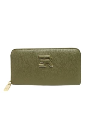 Portafoglio con cerniera in pelle verde oliva con trama, logo in metallo dorato al centro e cursore della cerniera coordinato in oro.