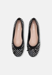 Sorte ballettsko dekket med glitrende rhinestones, med rund tå og en liten sløyfe foran. Glatt innermateriale.