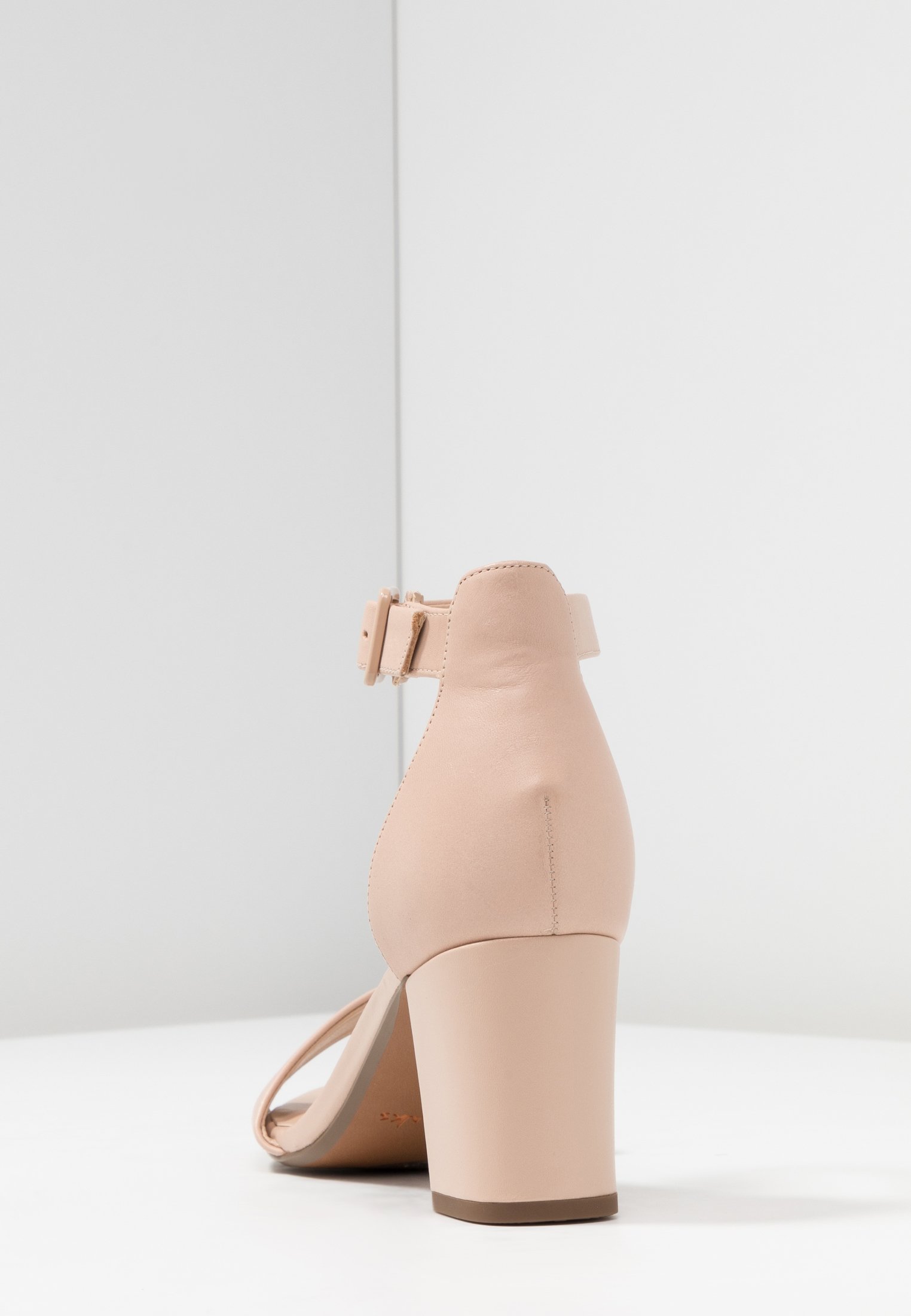 clarks deva mae nude