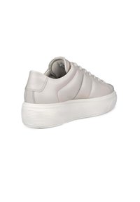 Hellgraue Ledersneaker mit runder Zehenpartie, strukturierten Akzenten und einer dicken weißen Sohle. Verfügt über flache Schnürsenkel und subtile seitliche Nähte.