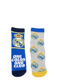 Niebieskie i szare skarpetki z logo Realu Madryt. Jedna skarpetka ma napis "JEDEN KOLOR JEDEN KLUB", podczas gdy druga wyświetla powtarzające się logo.