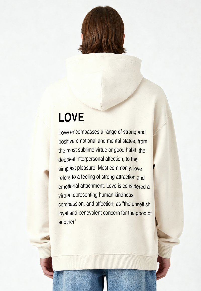 Hoodie color crema con un grande cappuccio. Sul retro sono presenti testi neri che descrivono il concetto di amore, con un'intestazione in grassetto "AMORE".