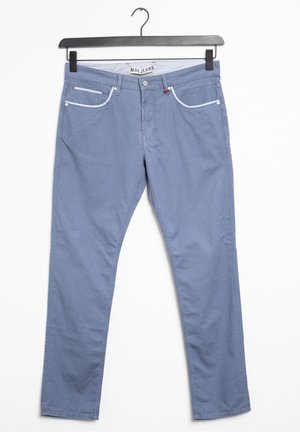 Jeans azzurri chiaro a gamba dritta con rifinitura bianca sulle tasche anteriori, chiusura a bottoni ed etichetta del marchio in vita, appesi a una gruccia nera.