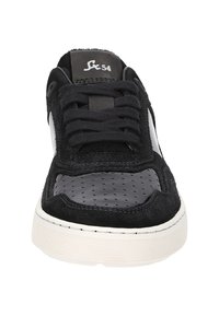 Schwarze Sneaker mit Wildleder- und perforierten glänzenden Lederpaneelen. Sie verfügen über flache schwarze Schnürsenkel und eine weiße Gummisohle, mit einer Marke auf der Zunge.