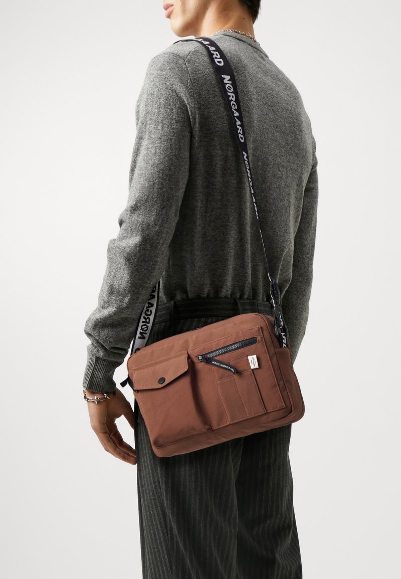 Mads Nørgaard BEL ONE CAPPA BAG UNISEX - Bandolera - cambridge brown
