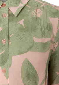 Groene en roze bloemenblouse met een kraag, vier perzikkleurige knopen en subtiele plooien op de schouder. Zachte, gestructureerde stof.
