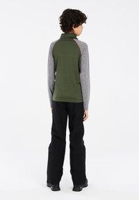 Fitted longsleeve top met een groene romp en grijze mouwen, voorzien van een hoge kraag, raglan ontwerp en contrasterende rode stiksels.