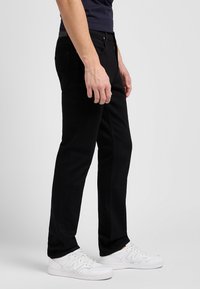 Lee BROOKLYN - Ravne kavbojke - clean black